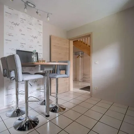 With 5 Bedrooms Holiday home Nimshuscheid