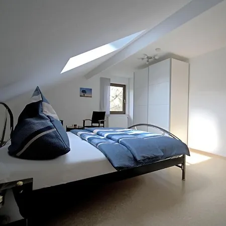 With 5 Bedrooms Holiday home Nimshuscheid