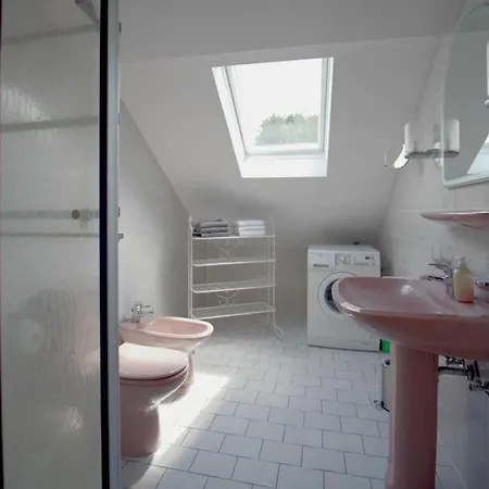 With 5 Bedrooms Holiday home Nimshuscheid